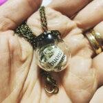 Collana ampolla con libri